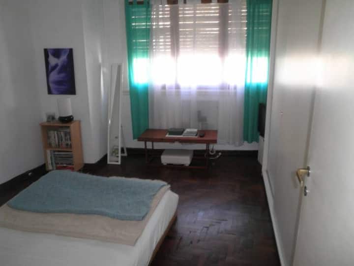chumba chenye nafasi kubwa, kitanda cha watu wawili. kabati lenye nafasi kubwa 