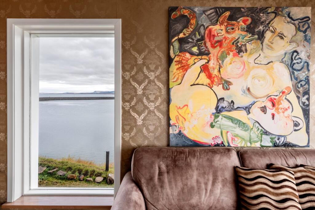 Views of the Eriksjokul and Langjokul glaciers and of the Hvita river from the shared living room.
