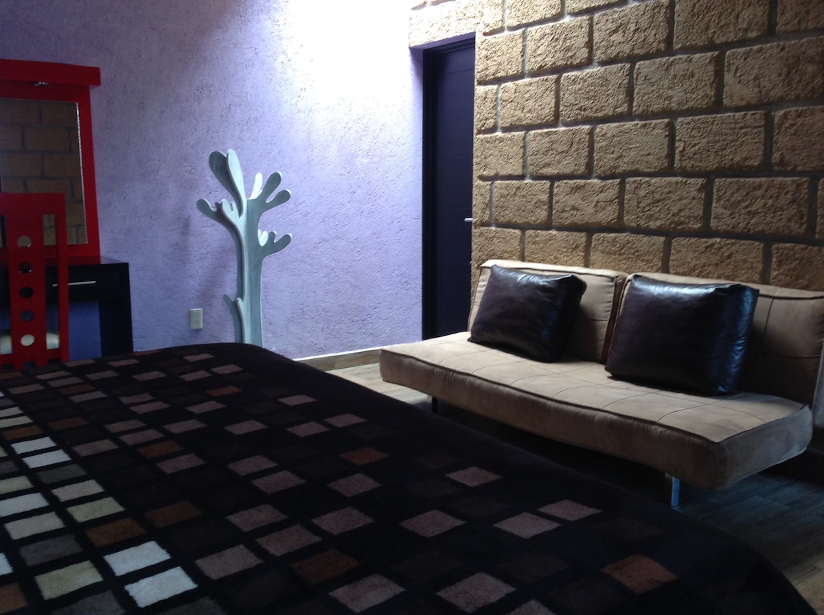 Sofá cama dentro de habitación