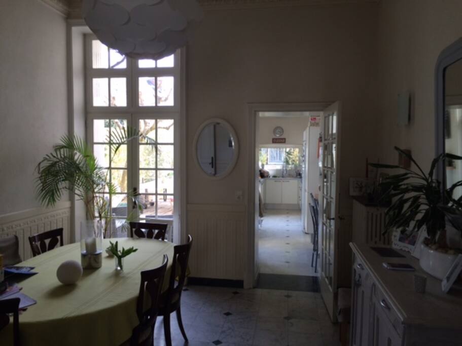 salle à manger lumineuse donnant sur le jardin