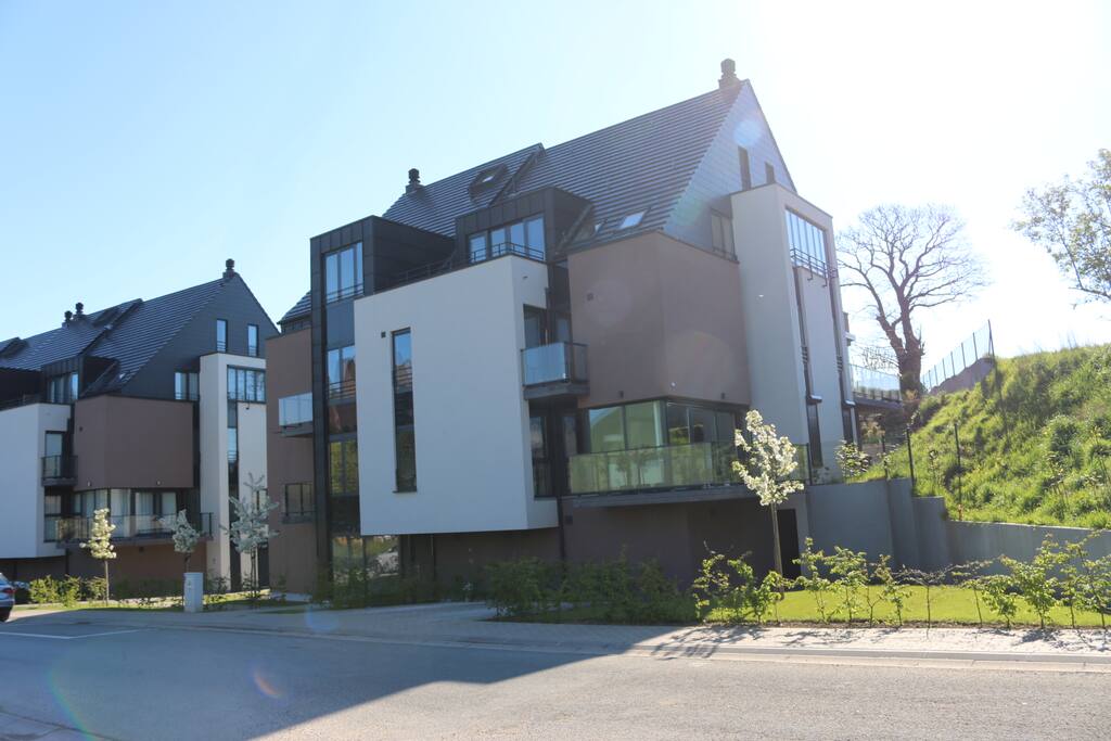 Immeuble de 6 appartements. L'appartement se situe au 2ème étage et occupe toute la partie gauche de l'immeuble