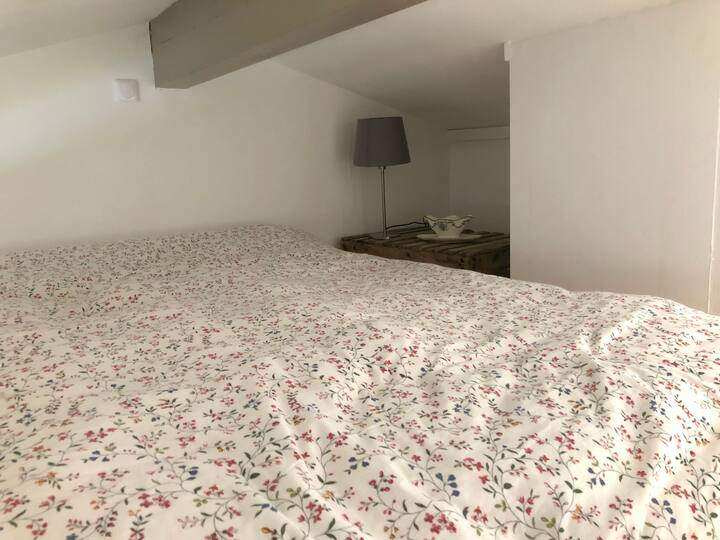 พื้นที่นอนชั้นลอยโปรดใช้ความระมัดระวังเตียงอยู่ใต้ดาดฟ้าและคุณไม่สามารถยืนอยู่ที่นั่นได้