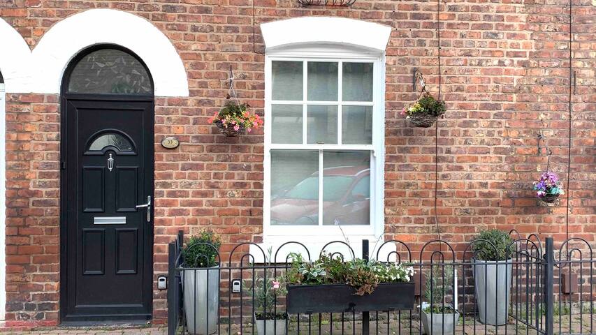 Ancoats unique Historical Townhouse -as seen on TV gallery image 3