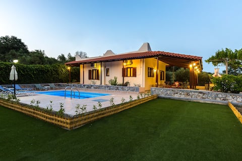 Gorgeous Villa with Pool & Gardens, near the Sea