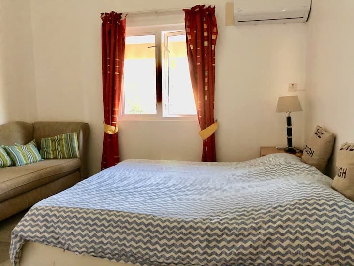 带独立卫生间的空调主卧套房（双人床）