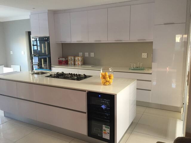 Kenstay – Modern House with Entertainment gallery image 3