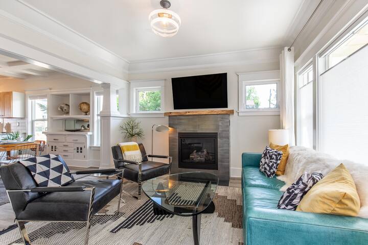 Modern, Sleek & Stylish: 2 blocks from Hawthorne! gallery image 2