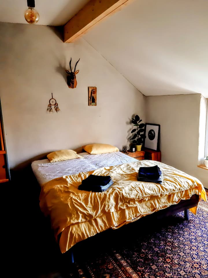 Dormitorio 2 con cama tamaño queen y cama para niños pequeños. 