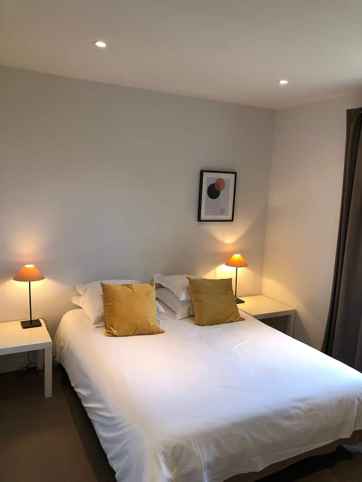 ห้องนอนเตียงใหญ่ 160 X 200