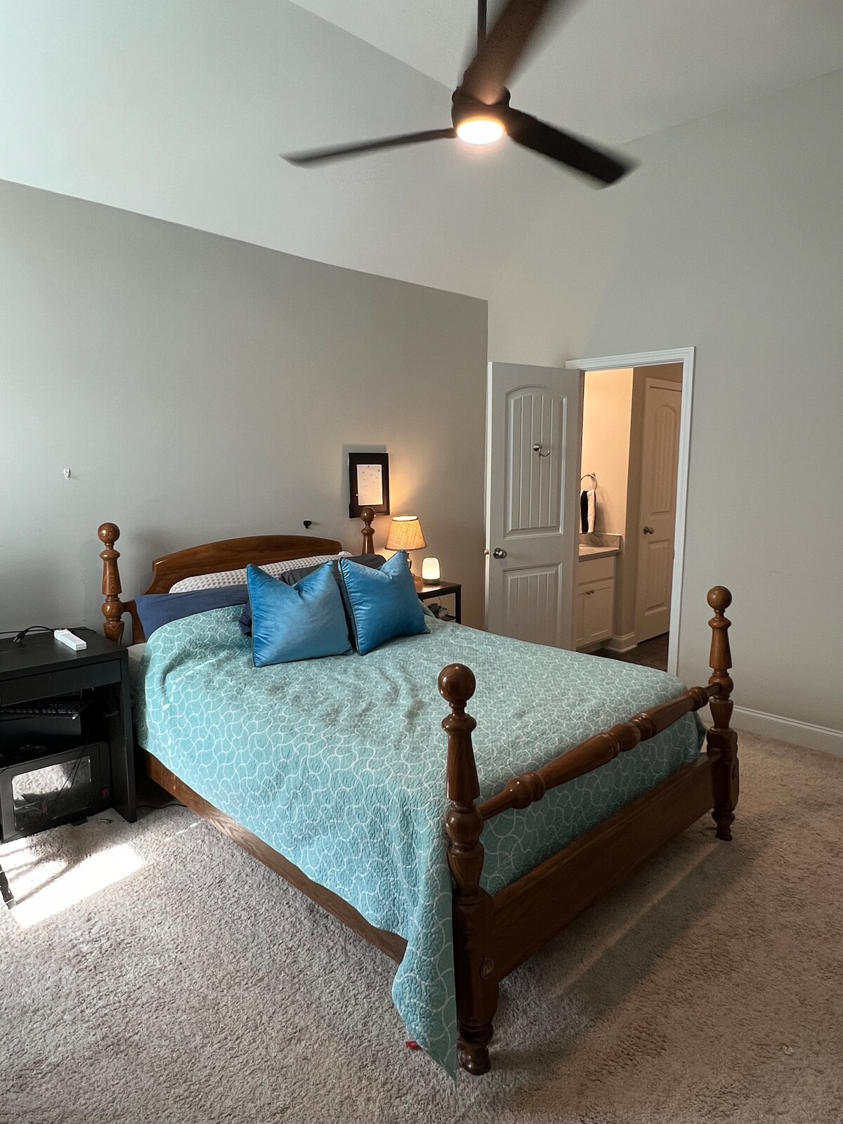 سرير كبير في الطابق العلوي مع إمكانية الوصول إلى حمام جاك وجيل