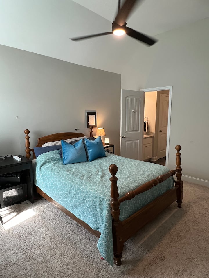 Letto matrimoniale al piano superiore con accesso al bagno Jack & Jill