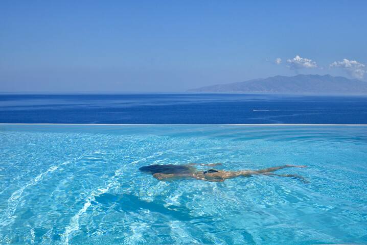 Lia Villas Mykonos PRIVATE & HEATED INFINITY POOL gallery image 3