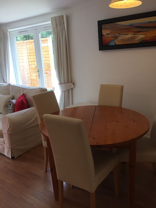 Dining area for 4-6 people
