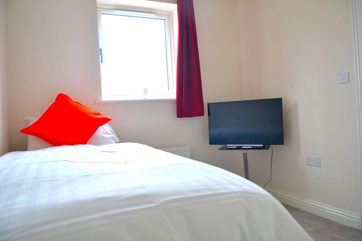 Single Room, TV with Netflix and Light Breakfast