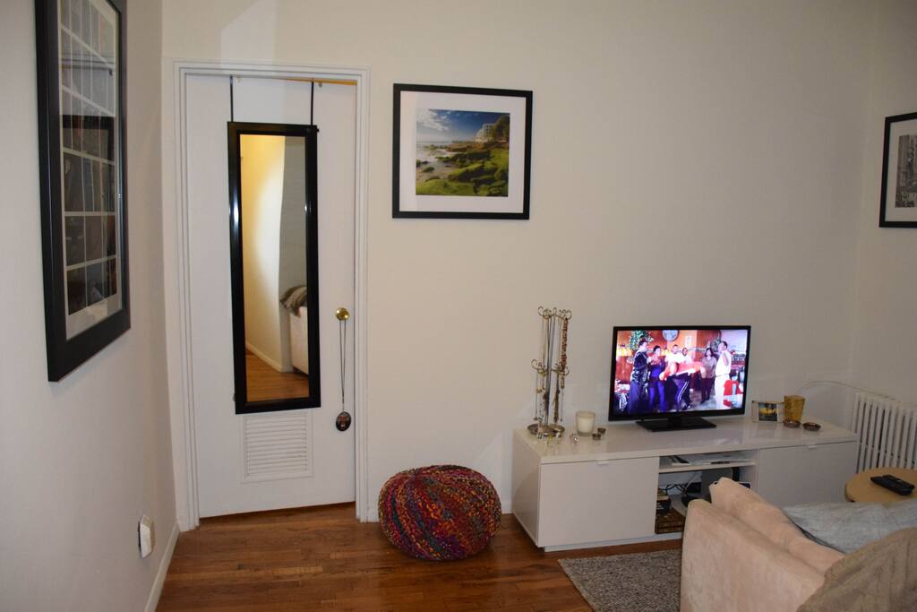 Cosy and modern design! Enjoy cable tv, wi-fi, games and library of books.