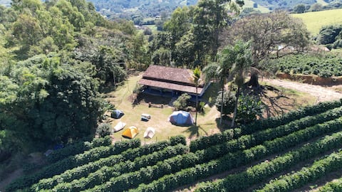 Casa front to mountain.