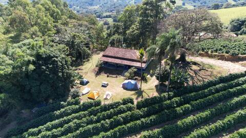 Casa front to mountain.