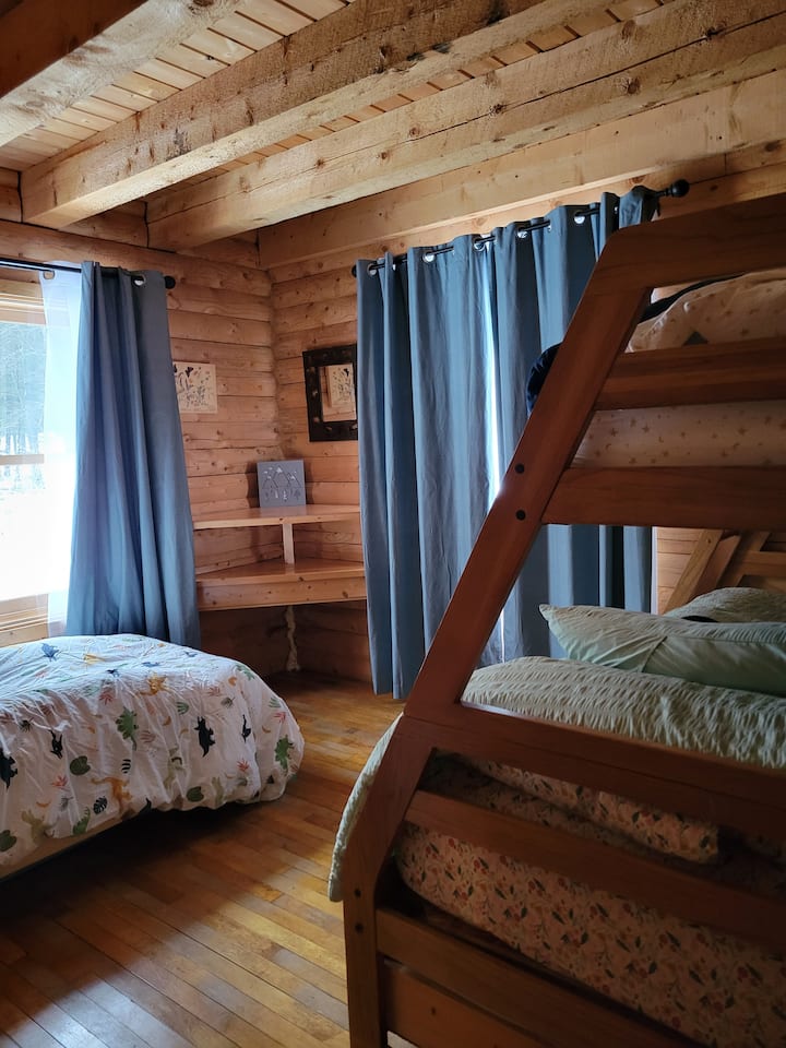 Საძინებელი №2  შესანიშნავია ბავშვების ჯგუფისთვის. Მას აქვს მიწამდე ორადგილიანი საწოლი ბამპერებით და ორადგილიანი საწოლი სრული ზომის ორსართულიანი საწოლის თავზე, რომელიც მოიცავს ორადგილიან საწოლს. Არსებობს საბავშვო წიგნები, რომლებიც უნდა წაიკითხოთ ძილის წინ, ხმის მონიტორი და სხვა.