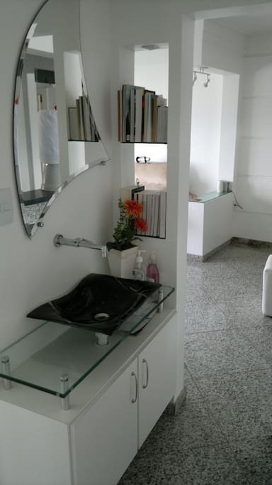 Lavabo em frente ao banheiro social