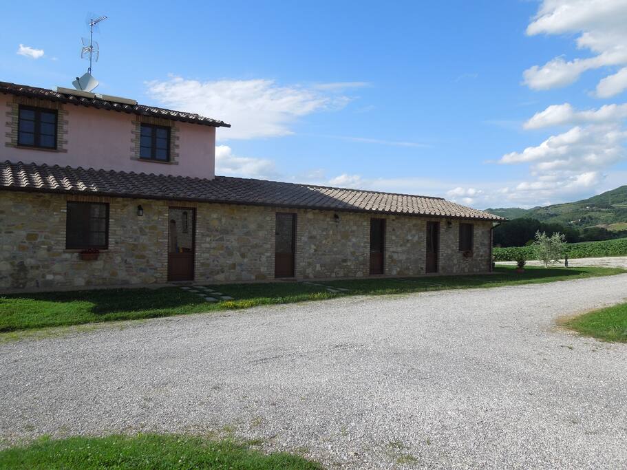 L'ingresso dell'appartamento è la seconda porta a partire da sinistra