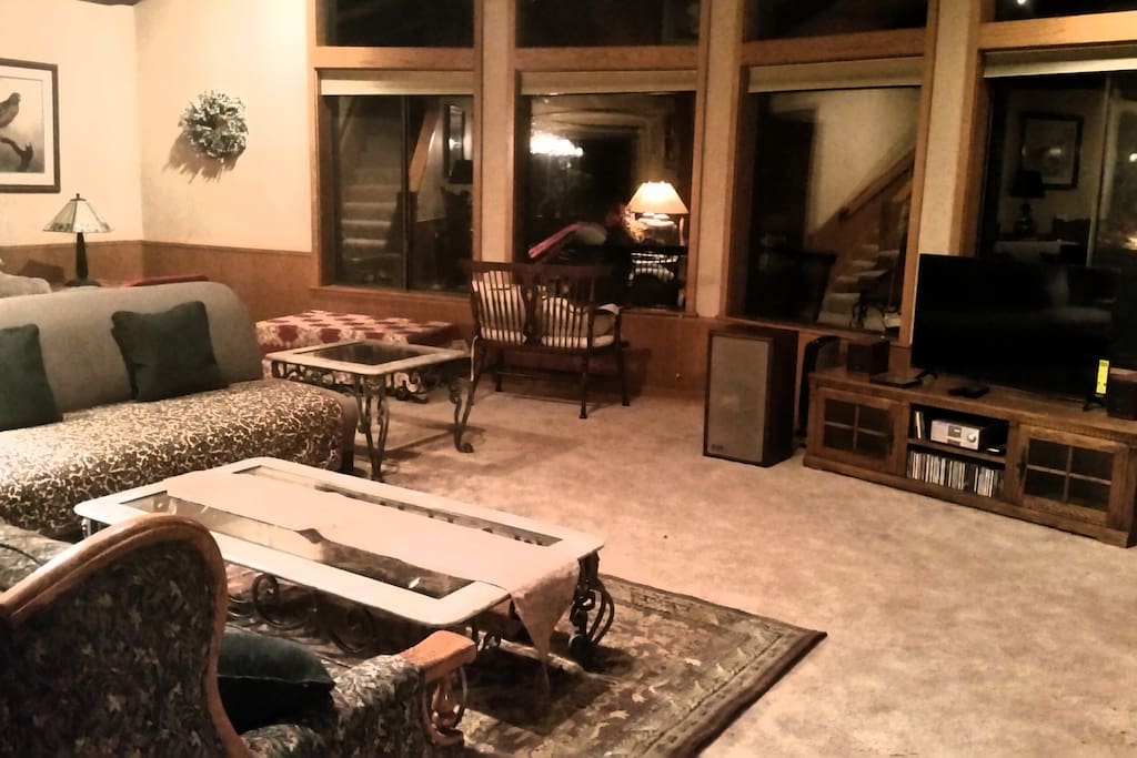 Huge room with a wall of windows looking out on the redwoods. Lopi wood stove, CD player, smart TV. Books, games,