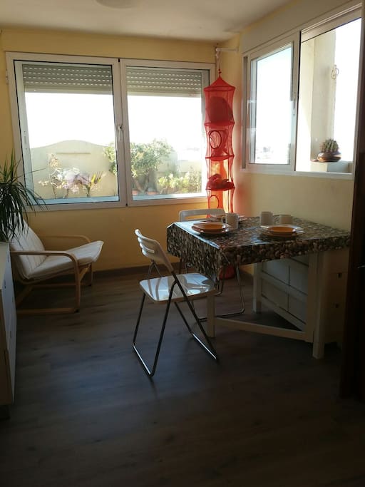 Comedor-estudio junto a la terraza