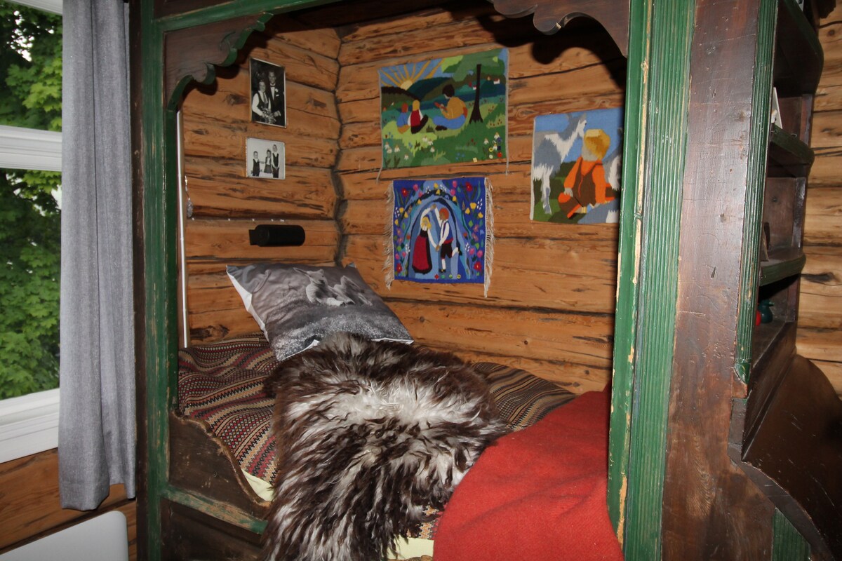 Chumba cha kulala 3. Chumba cha kulala kina vitanda viwili. Moja ina urefu wa sentimita 180 na nyingine ina urefu wa sentimita 180. Inafaa kwa watoto. Ikiwa kuna watoto ambao wanaweza kulala kitandani ambacho ni sentimita cm, kuna nafasi ya 6 ndani ya nyumba.