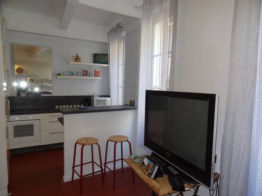 coin cuisine :lave vaisselle-linge,2 fours,plaque,frigo