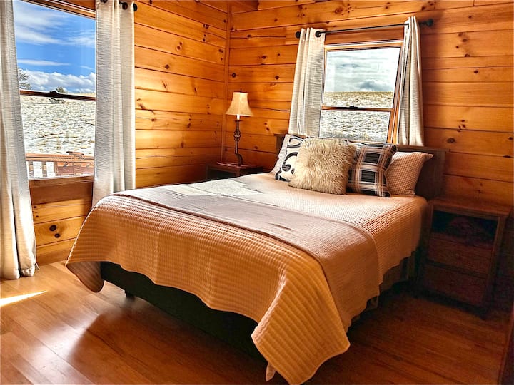 Despierta con hermosas vistas a las montañas. El dormitorio secundario en el piso principal cuenta con una nueva cama tamaño queen.