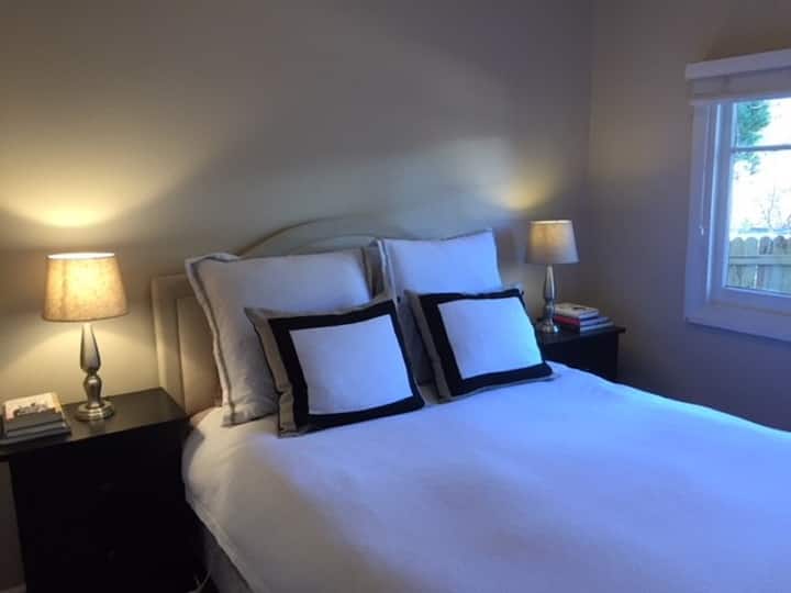 ห้องนอนเรียบหรู