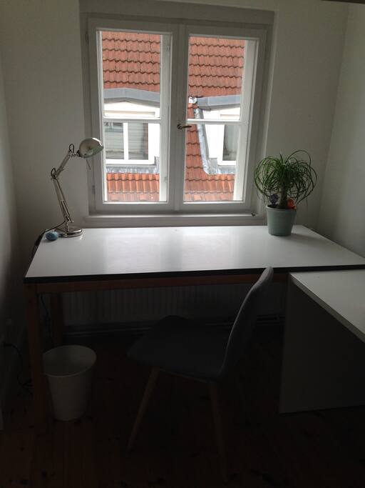 Arbeitsplatz am Fenser