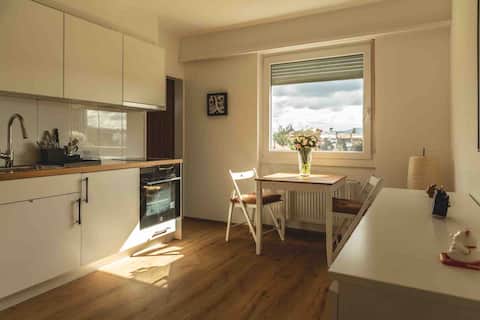 Cloud 17: Modern Apartment with free parking