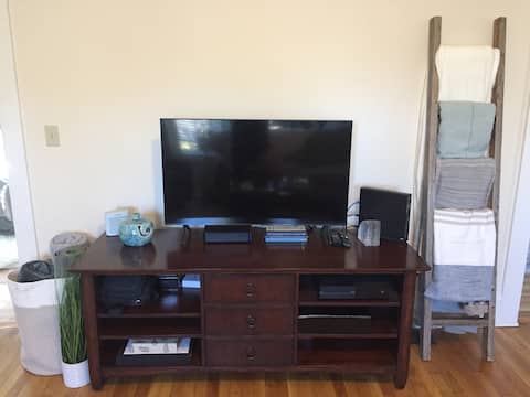 Successful Airbnb property: Short Walk into Town - Nice Comfortable Reasonable in Vineyard Haven