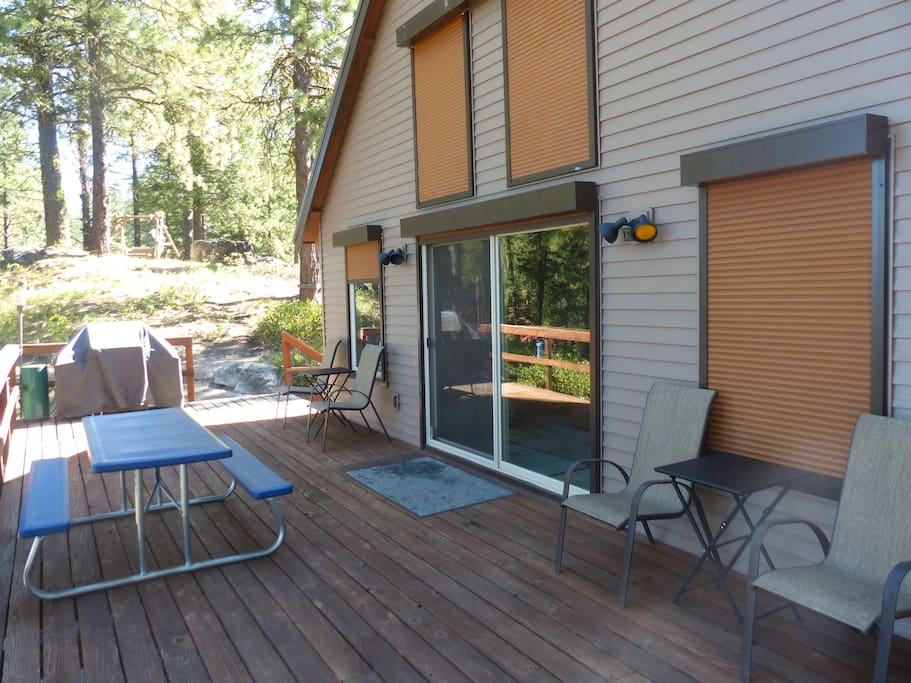 Main deck area with BBQ grill, picnic table and chairs