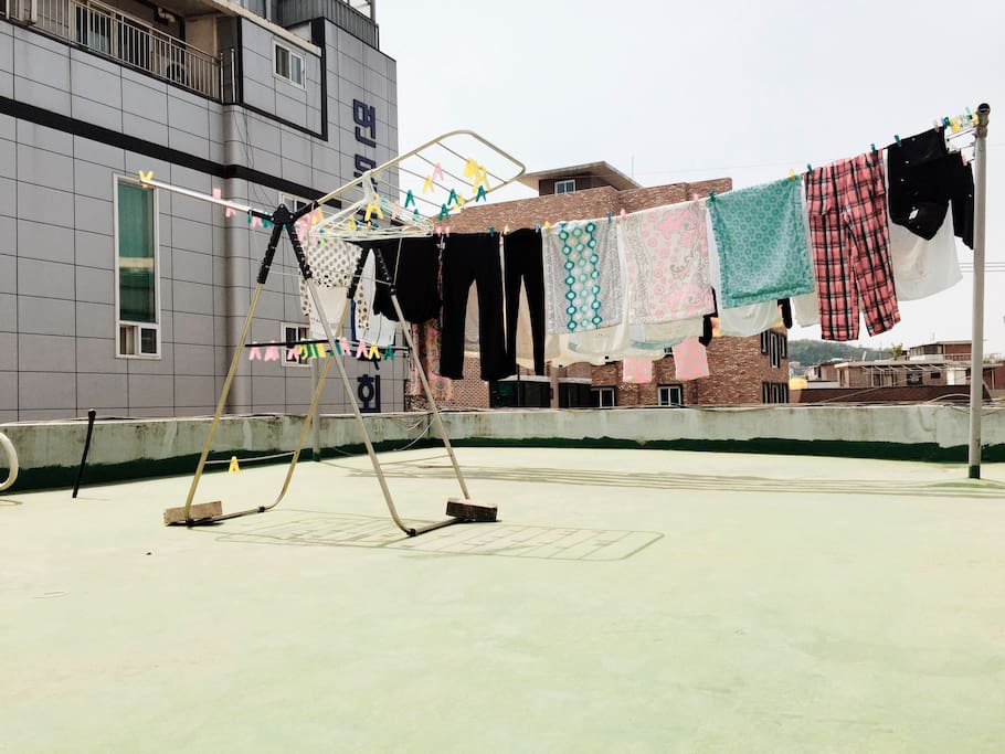 屋上。外で洗濯物を乾かせます。You can use this rooftop. 밖에서 말린 빨래는 포근한 향기가 납니다.