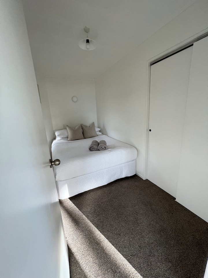 מיטת קווין סייז בחדר השינה הראשי