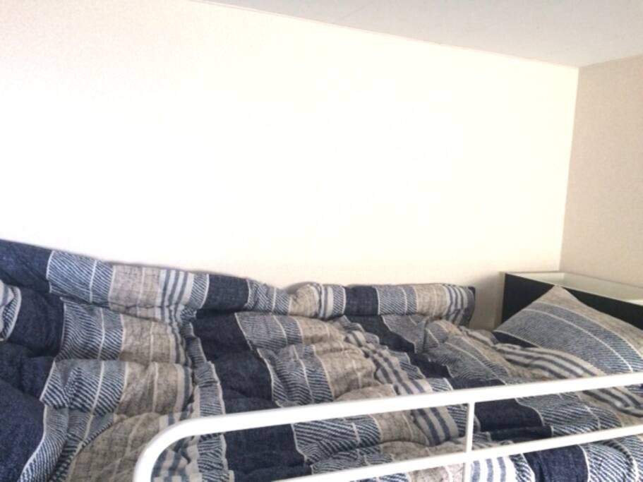 New mattress and coverlet/ 新しい布団セットです(18年2月購入)