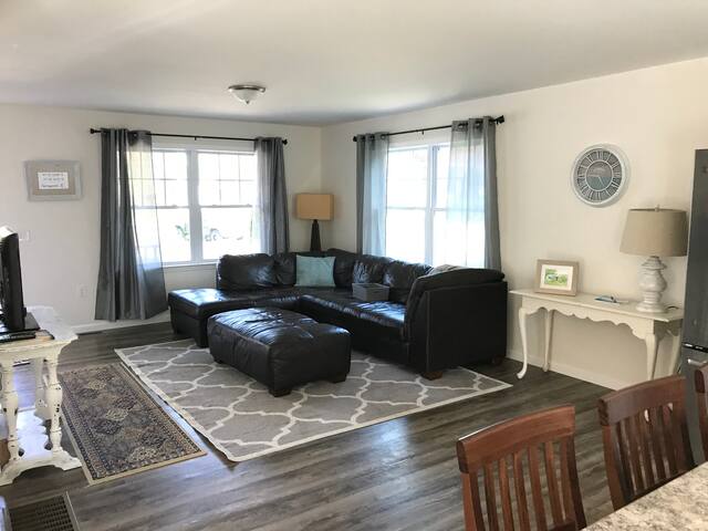 6 BR / 4 BA home in Narragansett Pier! gallery image 2