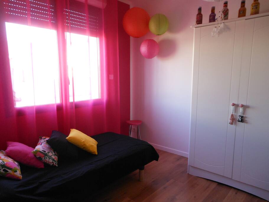 Chambre avec un lit simple