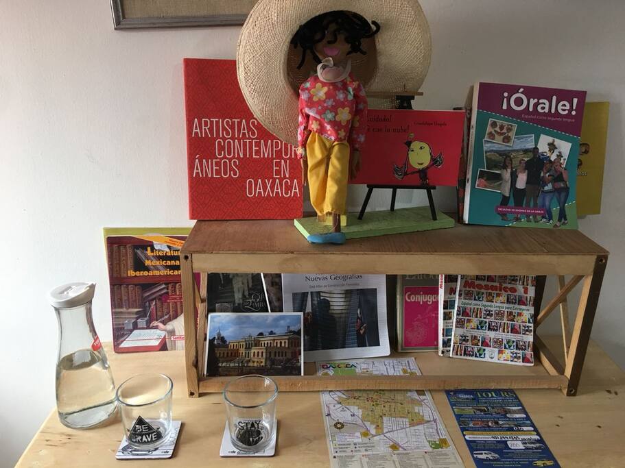 Libros sobre Oaxaca y de español como lengua extranjera, mapa e información turística