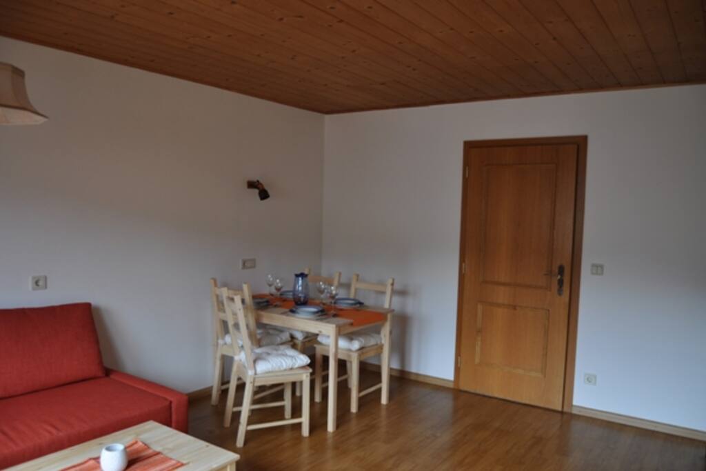 Essgelegenheit im Wohnzimmer