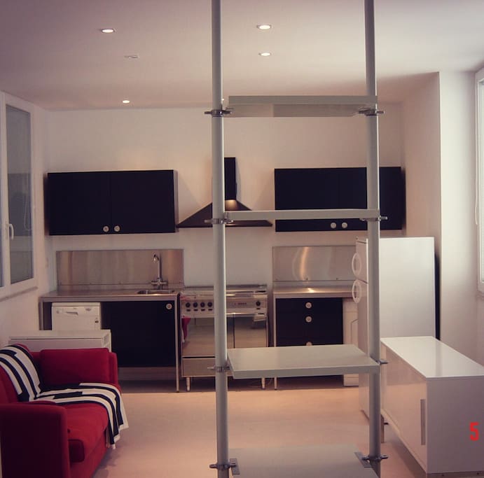 Cucina accessoriata e comodo soggiorno con divano letto