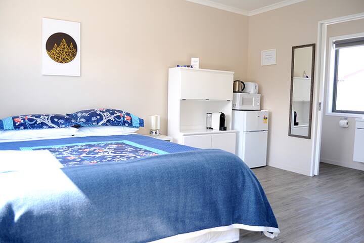 Cozy guesthouse, Near new, last minute deals.