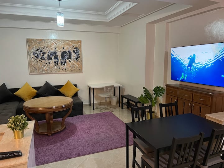 Spacious luxury apartment free parking on premises Apartments for