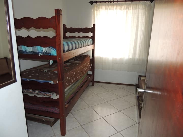 غرفة نوم بطابقين وسرير متحرك