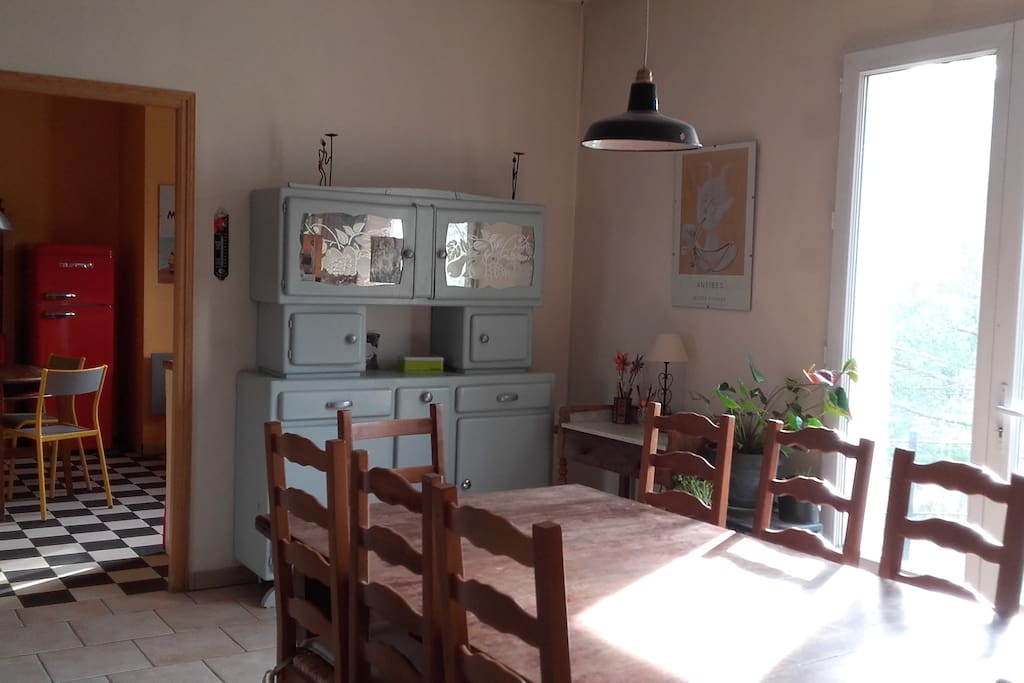 vaste salle à manger