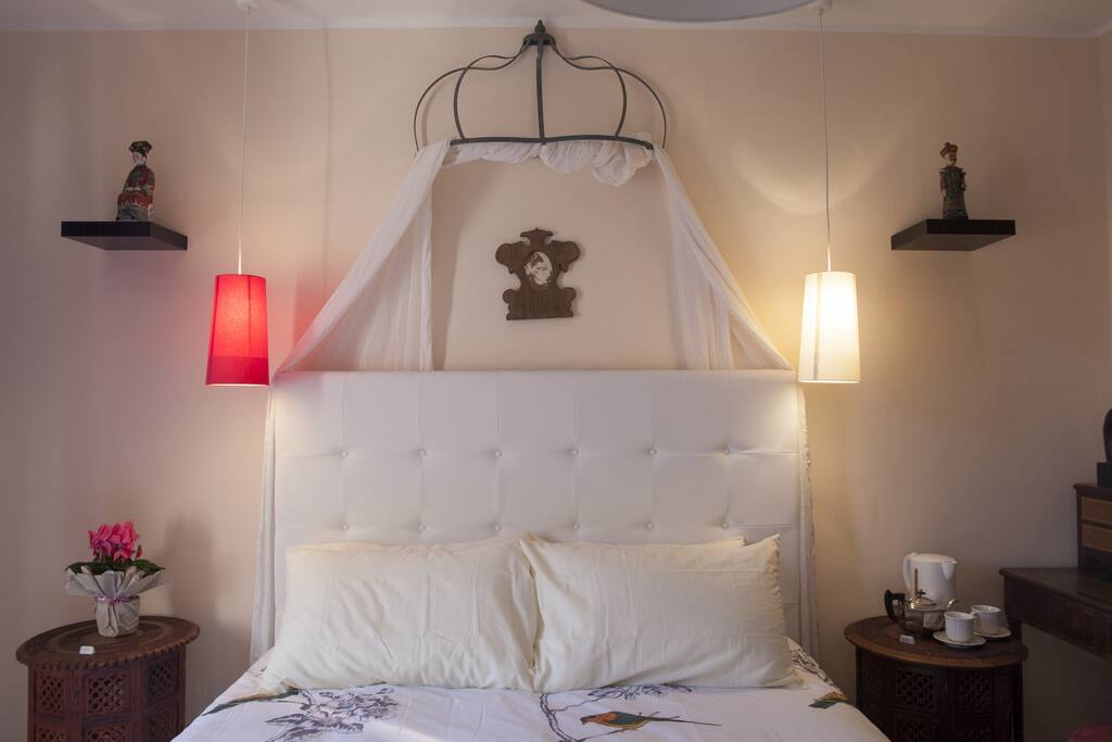 Particolare letto Camera Bianca di Savoia