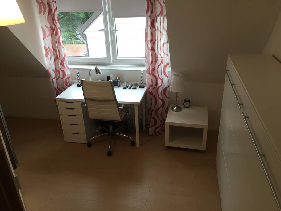 Zimmer mit geschlossenem Bett