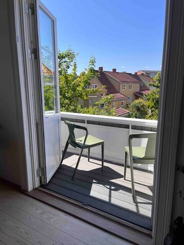 Familievennlig med stor hage og gratis parkering gallery image 2