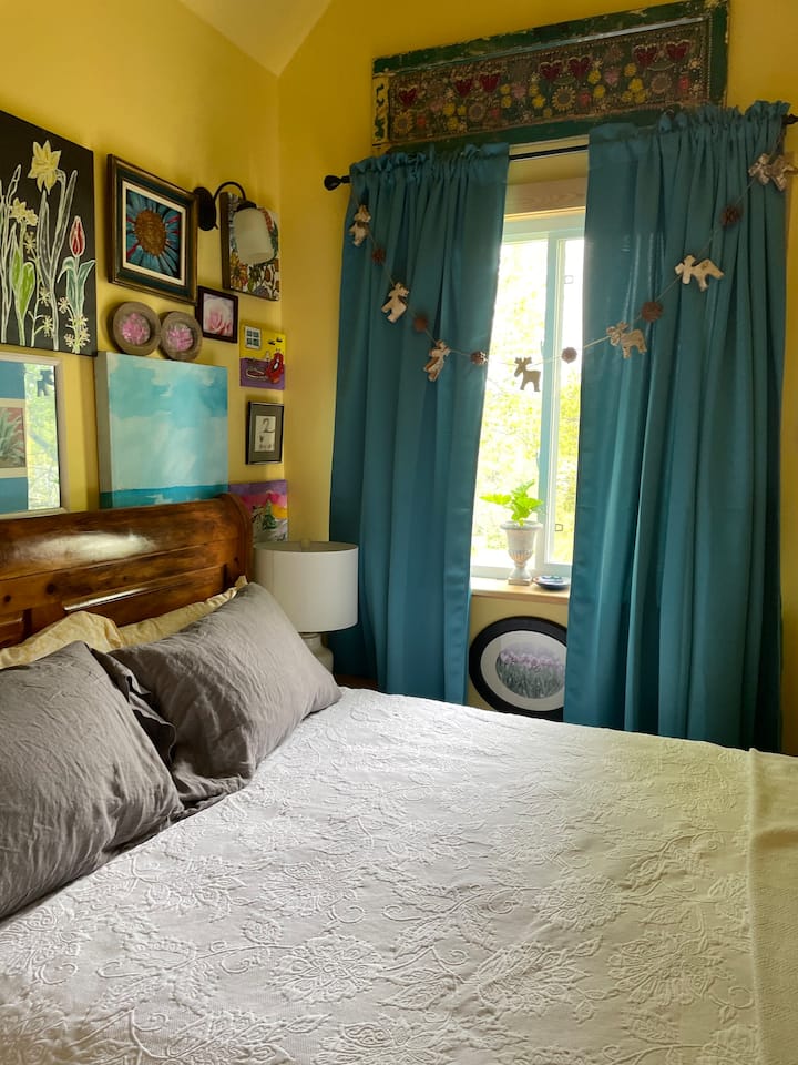 Yellow queen bedroom 